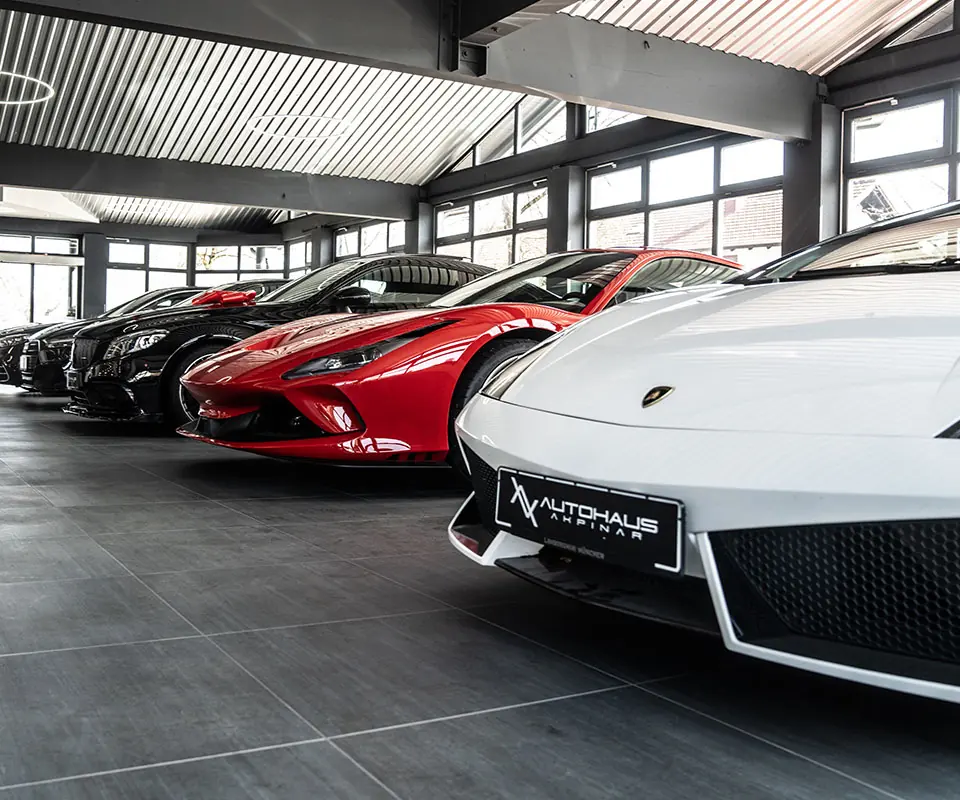 Sportwagen auf der Verkaufsfläche des Autohaus Akpinar in Winhöring